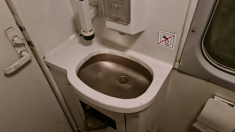 W pociągowej toalecie było dość brudno i brakowało płynu do dezynfekcji