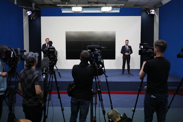 Rzecznik PiS Rafał Bochenek (L) i poseł PiS Radosław Fogiel (P)