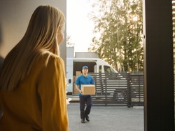 Ukrywanie zakupów przed partnerem - psycholog wyjaśnia, dokąd to prowadzi...