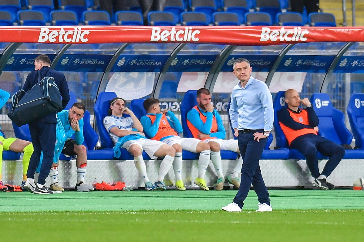 Trener Lecha Poznań Mariusz Rumak podczas meczu piłkarskiej Ekstraklasy z Ruchem Chorzów
