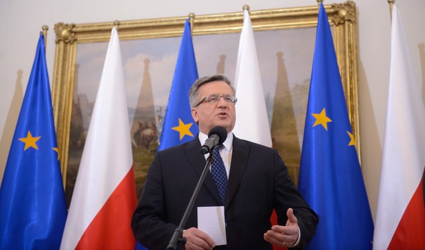 Opuszczone flagi na Pałacu Prezydenckim. Komorowski zawiesza kampanię