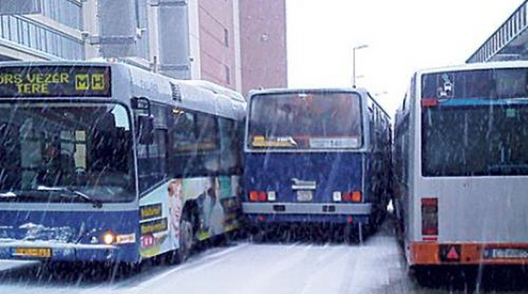 Szorult helyzetbe került a busz