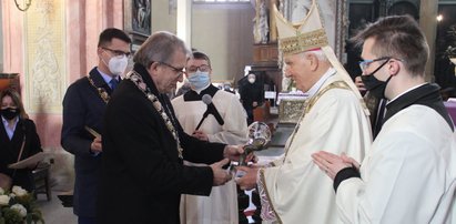 Polityk PiS odwołał sesję sejmiku z powodu pandemii, w tym samym czasie zorganizował uroczystość dla biskupa. Bez maseczek i dystansu