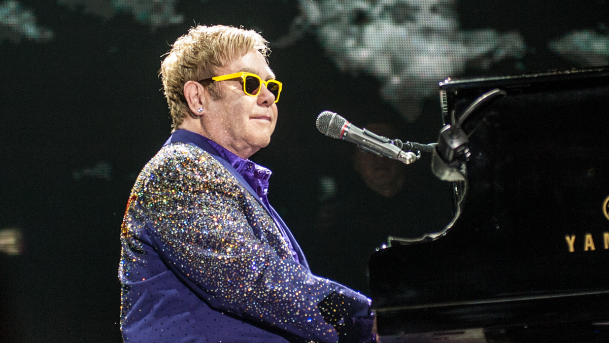 Elton John i David Furnish tworzą udany związek już od ponad dwudziestu lat. Para wzięła ślub cywilny w 2005 roku i posiada dwójkę dzieci. W najbliższy weekend w Anglii mężczyźni wezmą ślub kościelny.