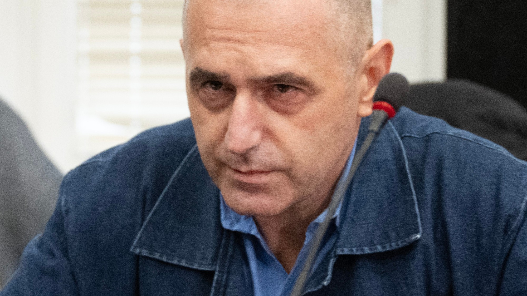 Na snímke obvinený Jozef R. sedí v súdnej sieni  Mestského súdu Bratislava I počas pojednávania v prípade vraždy známeho advokáta a bývalého šéfa Ústavného súdu Ernesta Valka v Bratislave 13. januára 2026.