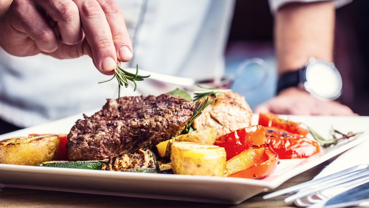 W przyszłym roku w Sejmie powstaną dwie nowe restauracje i coctail bar dla parlamentarzystów. Jak podaje "Fakt", zostanie zatrudnionych 50 kucharzy i kelnerów, a koszt tego przedsięwzięcia wyniesie ok. 6,6 mln zł.