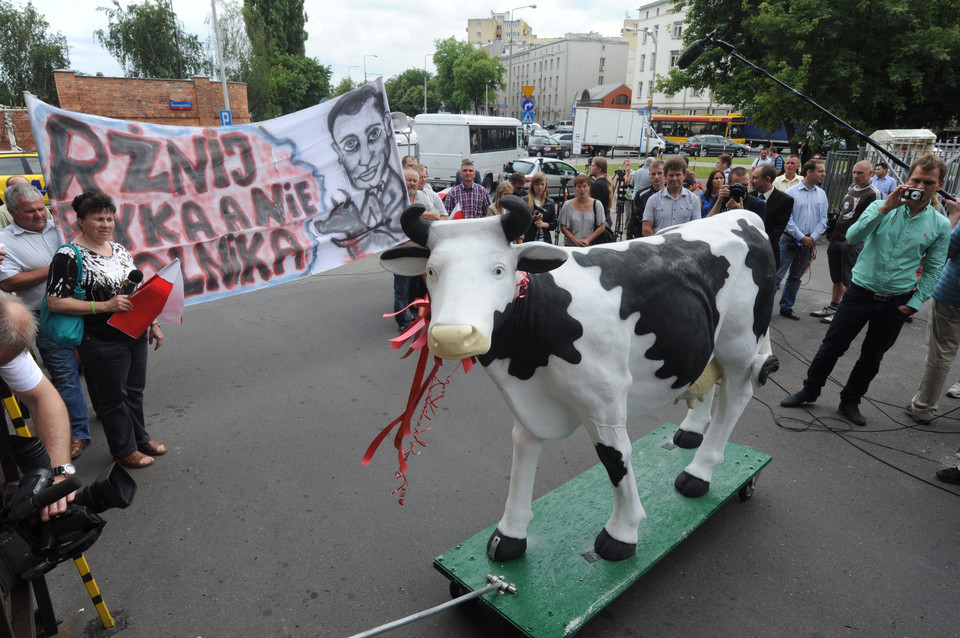 Sztuczna krowa od rolników dla Jarosława Kaczyńskiego