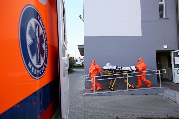 Ewakuacja pacjentów oddziału paliatywnego w Pleszewie do szpitala zakaźnego, 6 kwietnia 2020 r. 