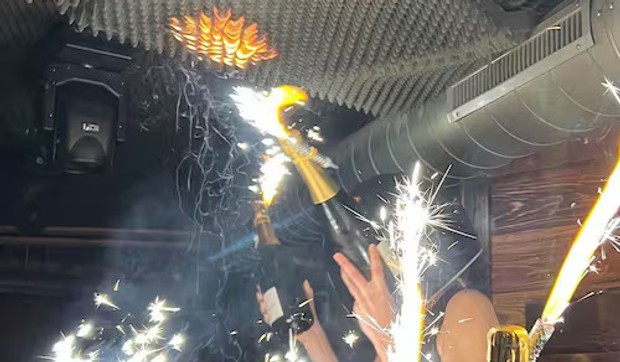 Trenutak kada prskalice u flašama šampanjca izazivaju požar u baru 