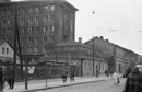 Hotel i zajazd "Pod Czerwoną Bramą" na tle nowego gmachu Prez. W. R. N. Rok 1955