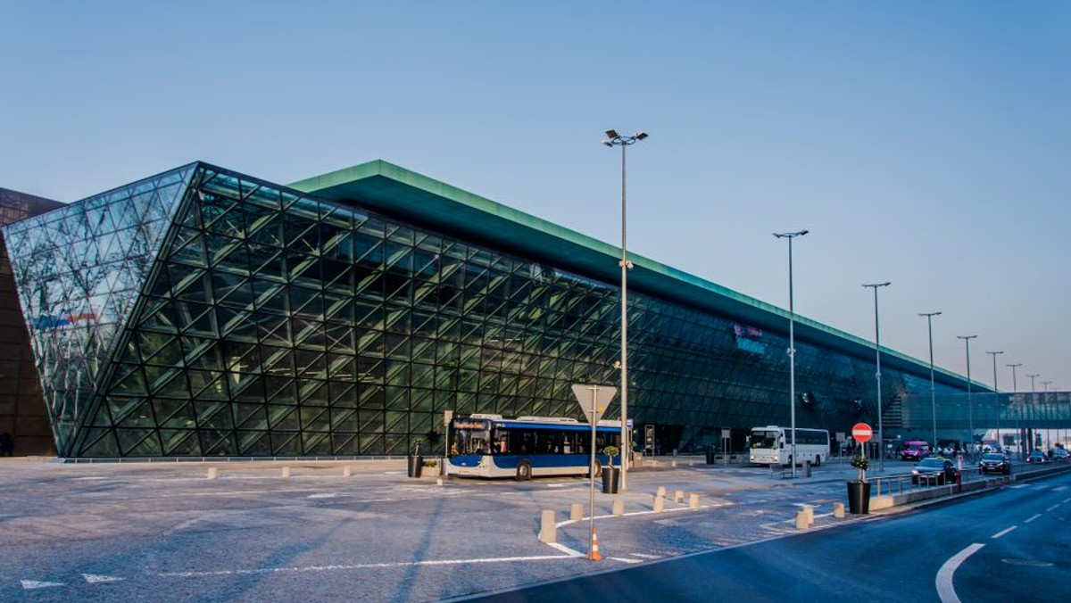 W 2018 roku Kraków Airport uruchomi nowe połączenia: do Dubaju, Burgas i Leeds Bradford. Prognozy krakowskiego lotniska zakładają, że w tym roku obsłuży ono 6,4 mln pasażerów – poinformował na konferencji prasowej w środę prezes portu lotniczego Radosław Włoszek.