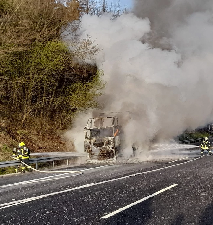 Na niemieckiej autostradzie spłonęła polska ciężarówka przewożąca papier