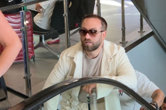 (FOTO) RASTA PREKINUO NASTUP ZBOG ĆERKE Sišao sa bine i poljubio naslednicu, pa joj se obratio: "Anđele moj" u publici mu i mama