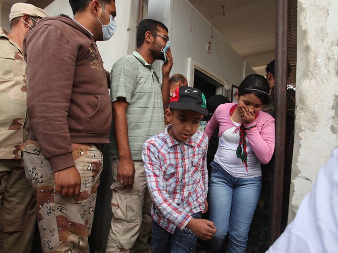 Kolejka do kostnicy w Misracie, gdzie znajduje się ciało Muammara Kadafiego. Misrata, Libia, 21 października 2011