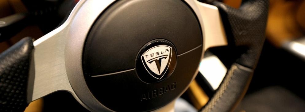 Wnetrze samochodu Tesli Model X, prezentowanego w salonie Tesla Motors w San Jose w Kalifornii. Tesla Motors planuje sprzedaż Modelu X, sportowego samochodu zasilanego energią elektryczną, już w 2013 roku.