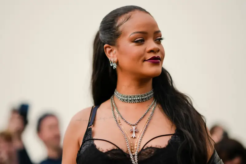 Rihanna 1 marca 2022 r. podczas paryskiego Tygodnia Mody — pokaz kolekcji Diora na jesień/zimę 2022 / Getty Images