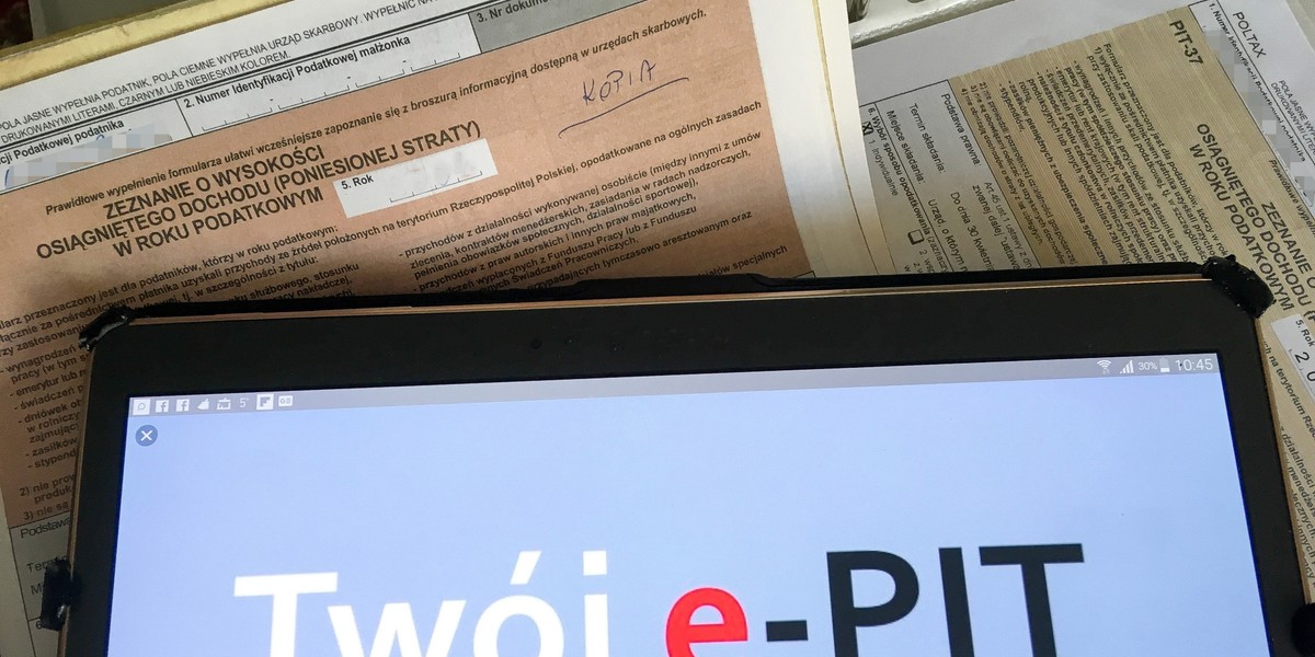 Usługa Twój e-PIT funkcjonuje od połowy lutego 2019 r. Jest to automatycznie przygotowane i udostępnione przez Krajową Administrację Skarbową roczne zeznanie podatkowe osób fizycznych. Podatnik, który korzysta z tej usługi nie musi wypełniać wniosków ani składać deklaracji, aby rozliczyć swój podatek.