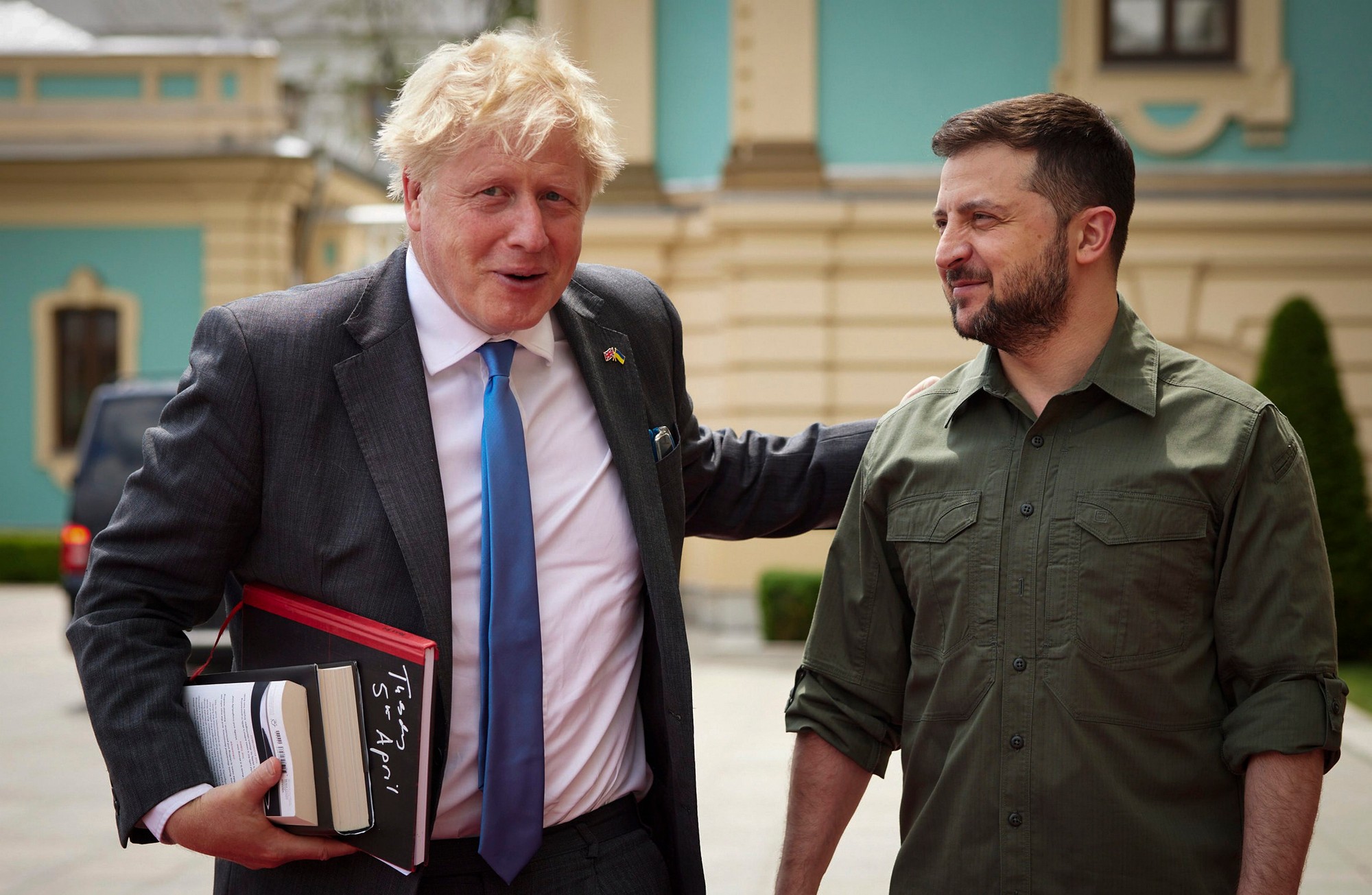 Britský premiér Boris Johnson a ukrajinský prezident Volodymyr Zelenskyj počas návštevy Kyjeva. 