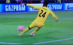 Kubek po piwie spłatał figla bramkarzowi Ajaksu w trakcie meczu Ligi Mistrzów