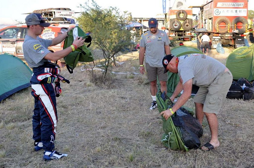 Adam Małysz dobrze radzi sobie na trasie Rajdu Dakar 2012. Gorzej idzie mu składanie namiotu