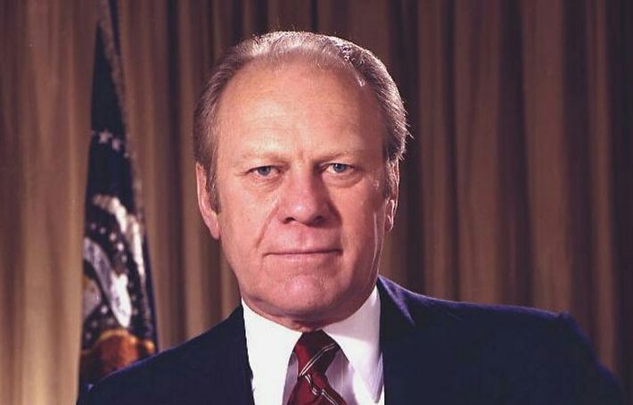 <b>28–29 VII 1975 r.</b><br>
Kiedy Gierek podczas wizyty w USA w 1974 r. zaprosił prezydenta Forda do Polski, nie podejrzewał, że przyjedzie on tak szybko. Lokator Białego Domu miał się pojawić w Polsce po podpisaniu aktu końcowego Konferencji Bezpieczeństwa i Współpracy w Europie w Helsinkach. Warszawa proponowała, żeby Ford przyjechał do Gdańska, a następnie wypoczął na Warmii i Mazurach. Polskiemu rządowi zależało, żeby pokazać, jak dobrze dzieje się na Ziemiach Odzyskanych, których status wciąż był niepewny. Amerykanie jednak zwietrzyli podstęp i skonsultowali się z Niemcami, którzy wyrazili kategoryczny sprzeciw. Ostatecznie Ford odwiedził Warszawę i Kraków, a także obóz zagłady w Oświęcimiu.