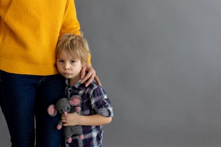 Podejrzewasz kryzys psychiczny u dziecka? Oto cztery kroki pierwszej pomocy. Każdy rodzic powinien je znać