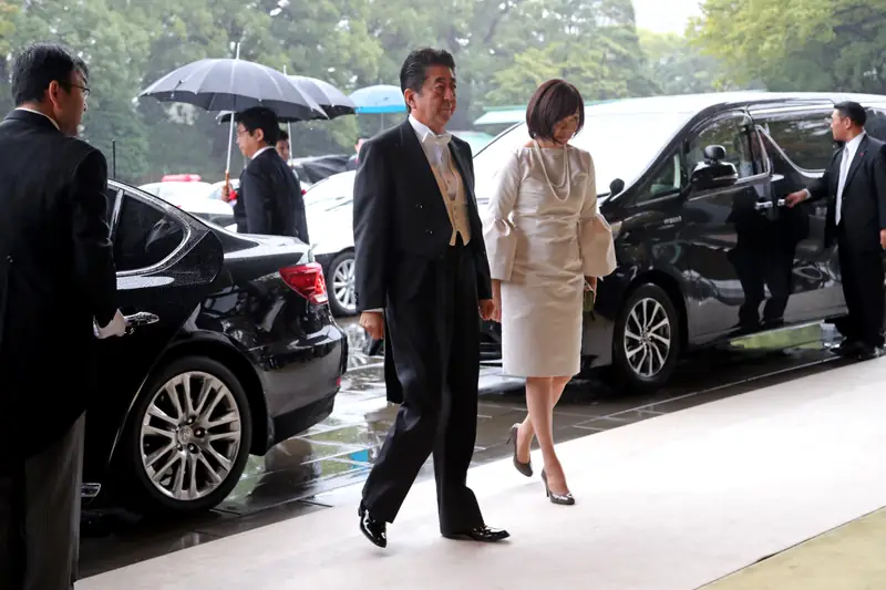 Akie i Shinzo Abe, w tamtym czasie premier Japonii, przybywają do pałacu, aby wziąć udział w proklamacji cesarza Naruhito, październik 2019 r. / Getty Images