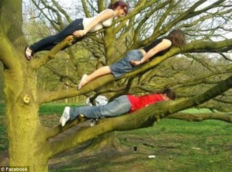 Użytkownicy facebooka znaleźli nową zabawę: prześcigają się w tym, kto zrobi bardziej absurdalne zdjęcie ludzi leżących twarzą w dół. Im dziwniejsze miejsce tym lepiej