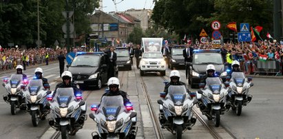 Groźny incydent podczas przejazdu papieża. Interweniował BOR