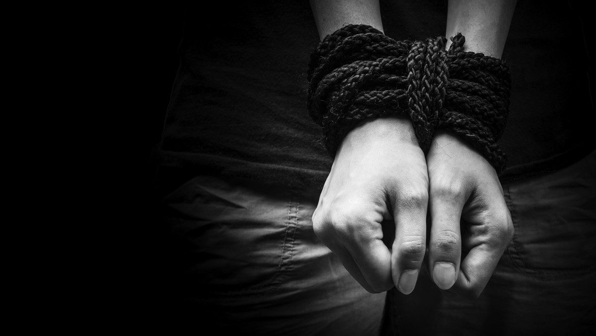 103 osoby otrzymały status pokrzywdzonego w prokuratorskich postępowaniach dot. przestępstwa handlu ludźmi, m.in. wykorzystywania seksualnego, zmuszanie do pracy - wynika z raportu MSW o stanie bezpieczeństwa w Polsce w 2014 r. Skazanych zostało 16 osób.