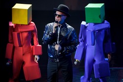 Pet Shop Boys i seksowne dziewczyny na wrotkach