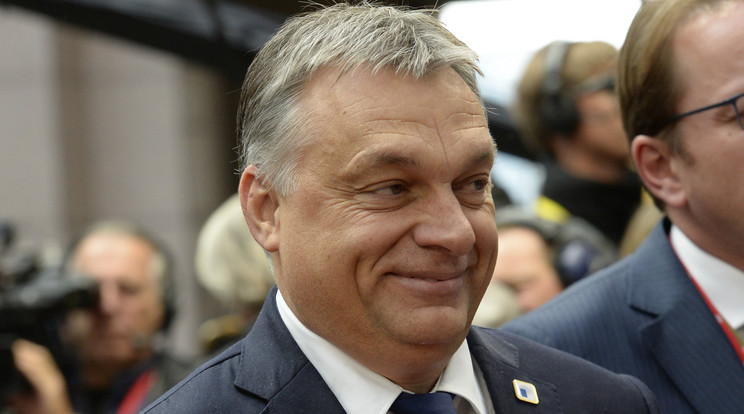 Orbán Viktor miniszterelnök egy focilegendával fotózkodott /Fotó: AFP
