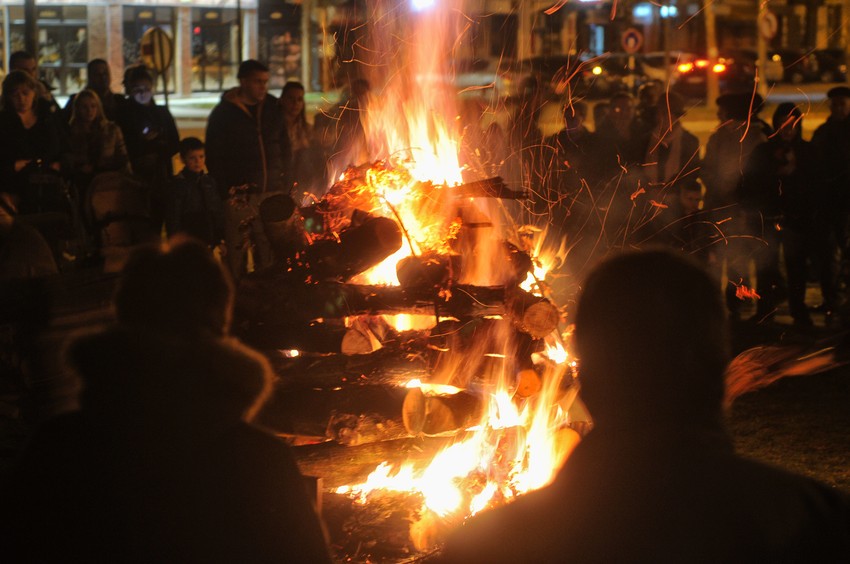 Paljenje badnjaka u Novom Sadu