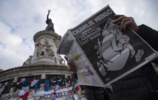 Charlie Hebdo: Prowokacyjna okładka w rocznicę zamachu