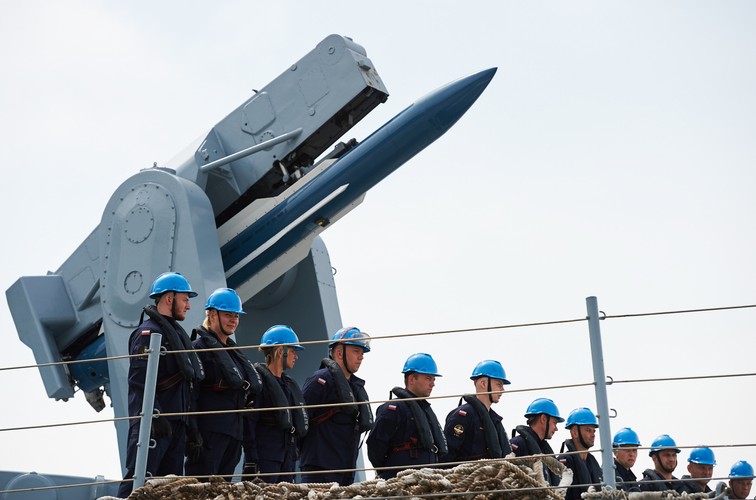 Jak podała we wtorek na swym portalu internetowym „Polityka”, minister obrony Antoni Macierewicz w swoim wystąpieniu sejmowym 11 maja, w ramach tzw. audytu rządów PO, omawiając sytuację w Marynarce Wojennej mówił m.in. „o niesprawnej wyrzutni rakietowej” ORP „Kościuszko” oraz o systemie kierowania uzbrojeniem, który – jak zacytowało pismo słowa ministra - miał być „od dawna wstrzymany, bo się po prostu do niczego nie nadawał”.
<br>
W środę wiceminister Fałkowski poproszony o komentarz do publikacji tygodnika, powiedział: „Proszę zwrócić uwagę, że minęło półtora miesiąca i różne rzeczy można nie tylko naprawić i usprawnić”. Wiceminister dodał, że ORP „Kościuszko” „ma dobre wyposażenie do zwalczania okrętów podwodnych i to jest wyposażenie najwyższej klasy, które stworzyli polscy inżynierowie” – powiedział Fałkowski podkreślając, że „w sferze zwalczania okrętów podwodnych” Kościuszko będzie „rzeczywistym, prawdziwym i na dużą skalę wzmocnieniem sił sojuszniczych”.<br><br>fot. (aw/mr) PAP/Adam Warżawa