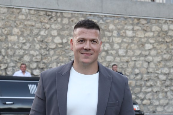 "HTEO SAM DA UZJAŠEM KONJA I TAKO DOĐEM OVDE" Sloba Radanović stigao na koncert  Južnog vetra! Večeras peva pesme pokojnog kolege: "Samo Sinan!" (VIDEO)