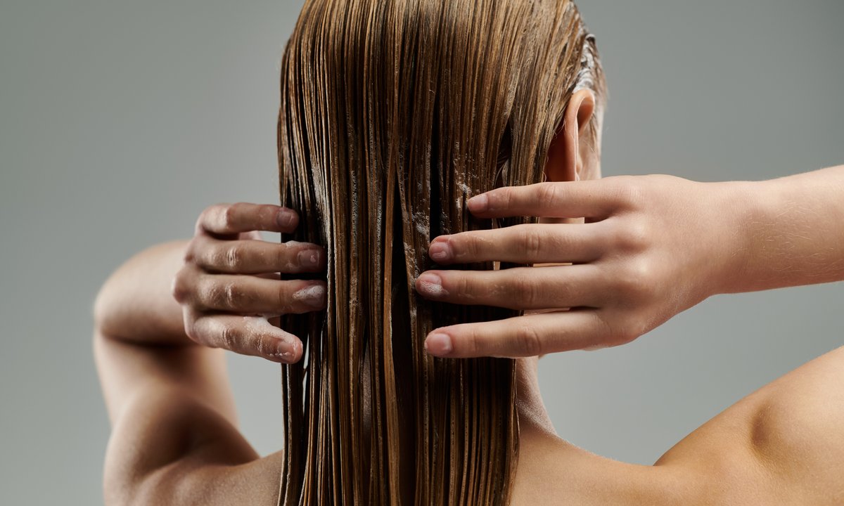 Ten kolagen do mycia odżywia włosy jak fryzjerska maska. Wielką butlę 500 ml kupisz za grosze