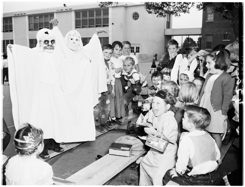 Mehrere Halloween-Traditionen sind speziell den Jüngsten gewidmet, darunter auch Spaß, der nicht nur aus amerikanischen Filmen bekannt ist "Süßes oder Saures".  Das Foto zeigt ein Ankleidespiel für Kinder an einer Grundschule in den USA im Jahr 1952.