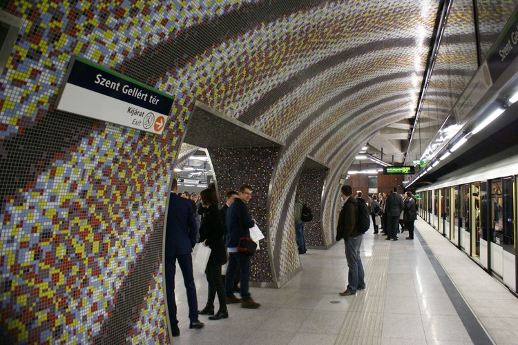 Dostarczone przez Alstom pociągi, jako pierwsze w regionie Europy Środkowo-Wschodniej, będą jeździć bez kierowcy. Aby oswoić Węgrów z nowym systemem funkcjonowania metra, przez pierwszy rok kursowania składy będą wyposażone w kabinę kierowcy, w której jeździć będzie osoba nadzorująca pociąg. Po roku kabina zostanie zdemontowana. Fot. Konrad Majszyk