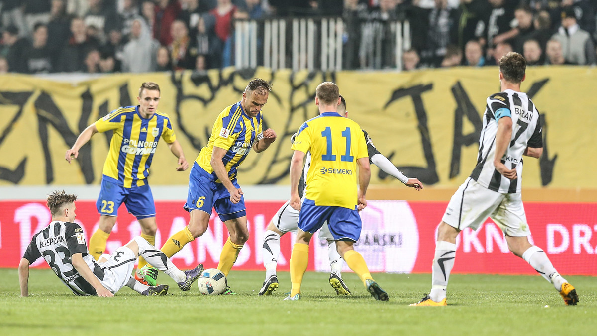 Arka Gdynia zrobiła kolejny krok w stronę awansu do Ekstraklasy. Lider I ligi wygrał na wyjeździe z Sandecją Nowy Sącz 1:0 (1:0) w meczu 27. kolejki Ekstraklasy i ma już 14 punktów przewagi nad trzecim w tabeli Zawiszą Bydgoszcz, choć ten klub ma jeszcze do rozegrania jedno spotkanie więcej.