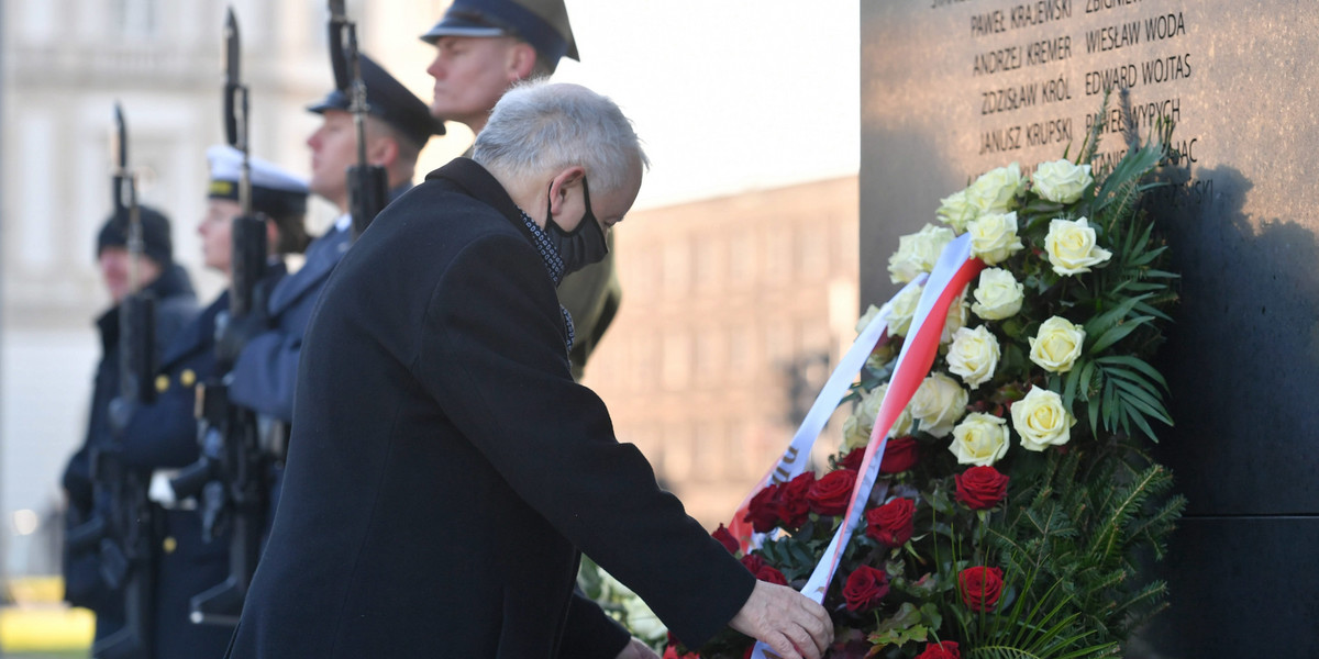 Jarosław Kaczyński złożył dziś kwiaty pod pomnikiem Ofiar Katastrofy Smoleńskiej w Warszawie. 