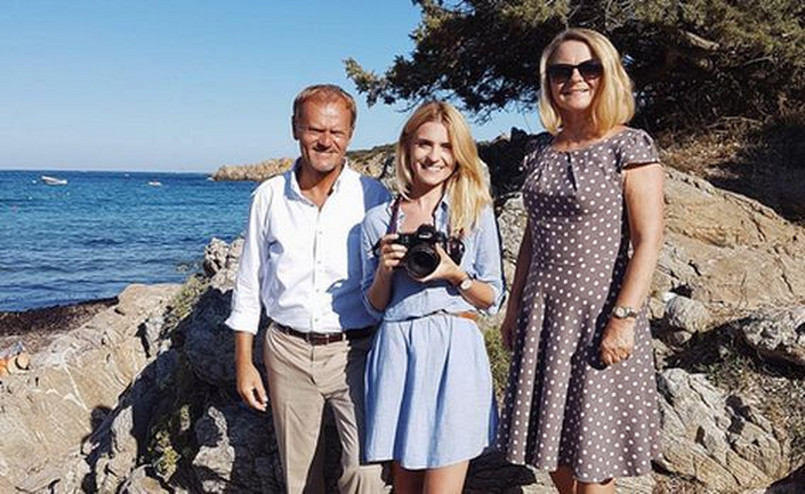 Donald Tusk w towarzystwie żony i córki na włoskich wakacjach. Były premier wygląda na bardzo zrelaksowanego.