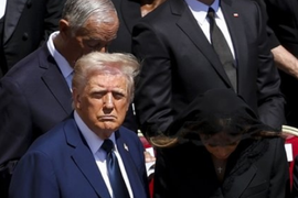 "Bože, ljudi šta je ovo? PA, ONI POČELI DA LIČE", gore mreže zbog LICA MELANIJE TRAMP: Urnišu je kao nikada do sad, za OVU FOTKU kažu da je slika i prilika njenog braka