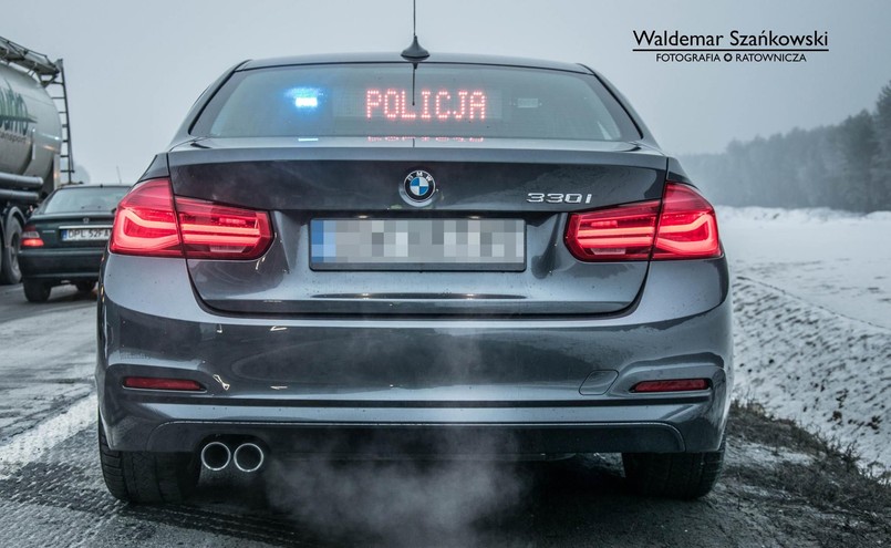 Nieoznakowane BMW 330i jako radiowóz drogówki