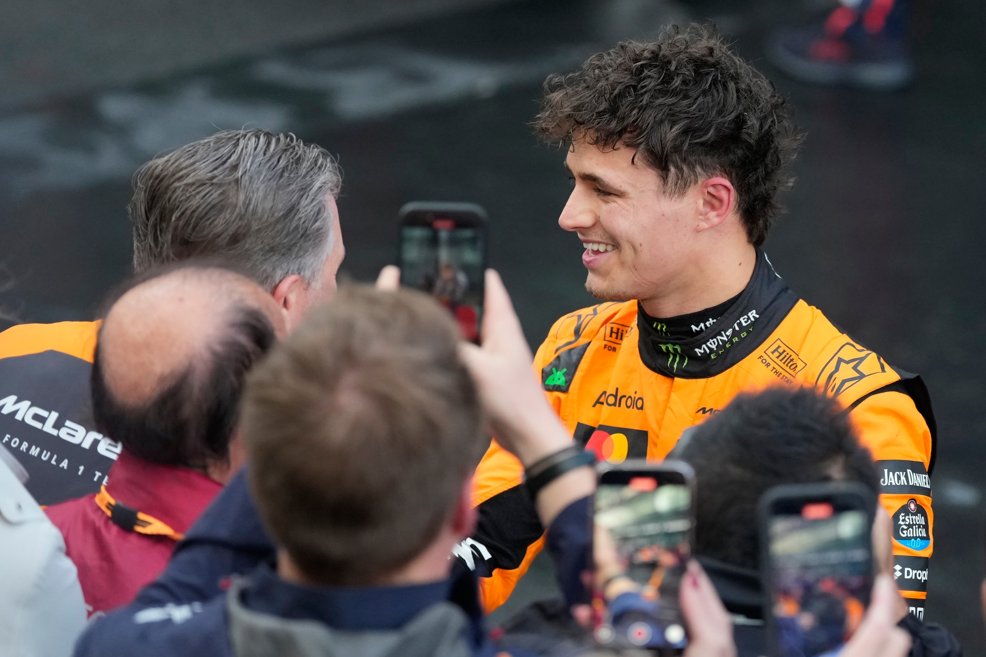 Britský jazdec Lando Norris (McLaren) sa teší z výhry na VC Austrálie.