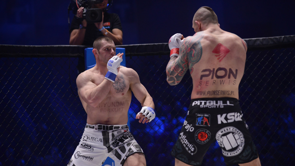 Jeszcze przed oficjalnym rozpoczęciem gali KSW 34 organizatorzy zaplanowali dwie walki z tzw. undercard. W pierwszej z nich zmierzyli się Tomasz Kondraciuk i Marcin Wójcik. W drugiej rundzie tego pojedynku znacznie lepszym zawodnikiem okazał się Wójcik, który zasypał rywala gradem ciosów pod siatką i zwyciężył przez TKO.