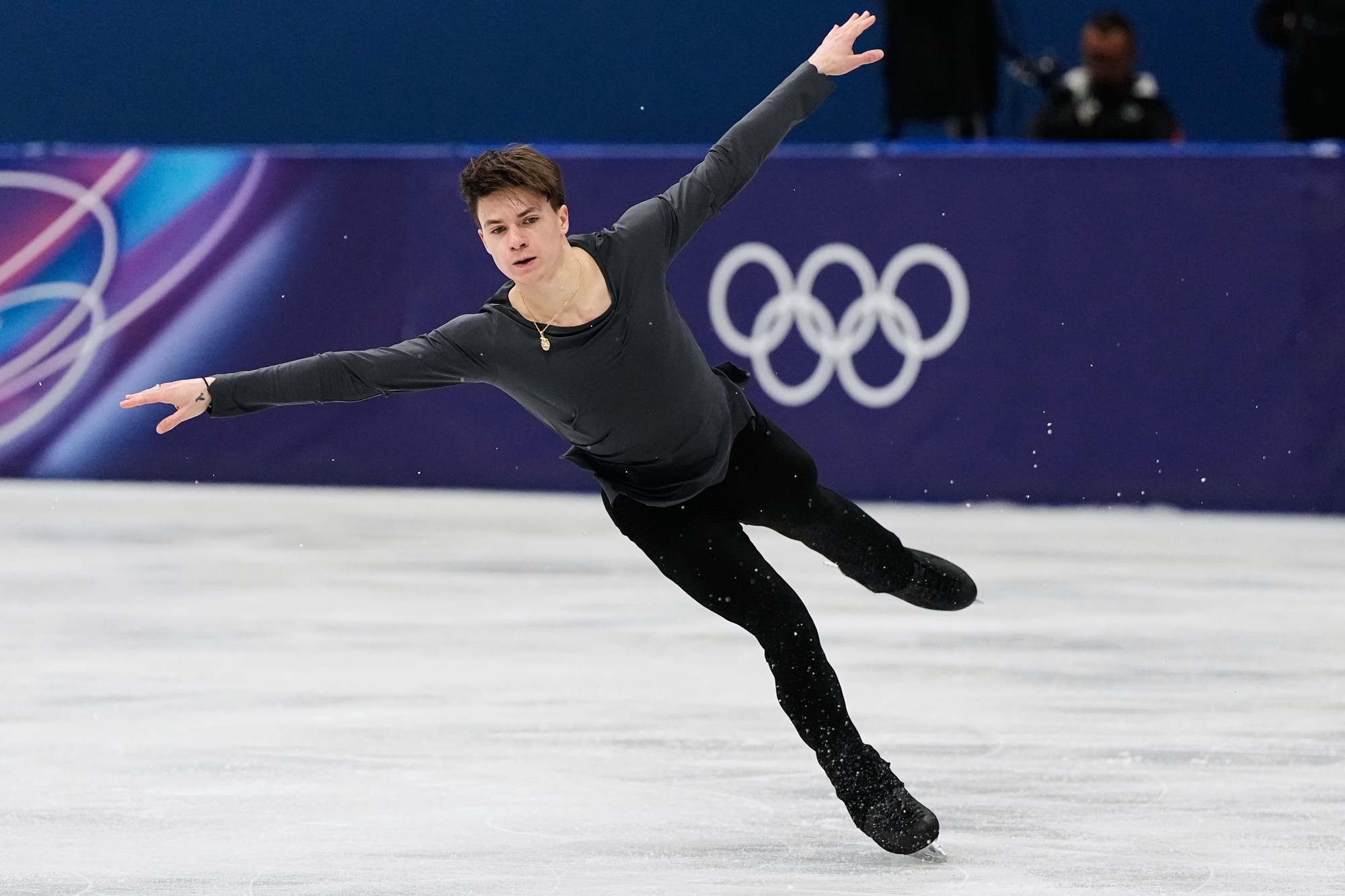 Americký krasokorčuliar Maxim Naumov.