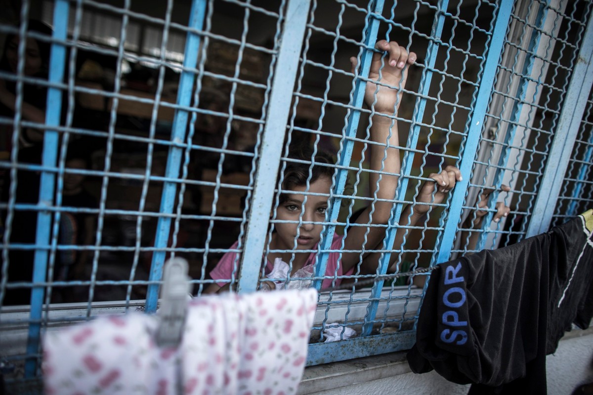 Palestyńska dziewczynka, która wraz z rodziną schroniła się w szkole prowadzonej przez ONZ