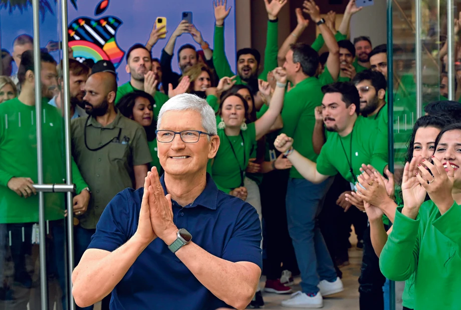 W kwietniu prezes Apple’a Tim Cook otworzył pierwszy oficjalny sklep marki w Indiach. Gigant z Cupertino ma przenieść do tego kraju dużą część produkcji iPhone’ów.