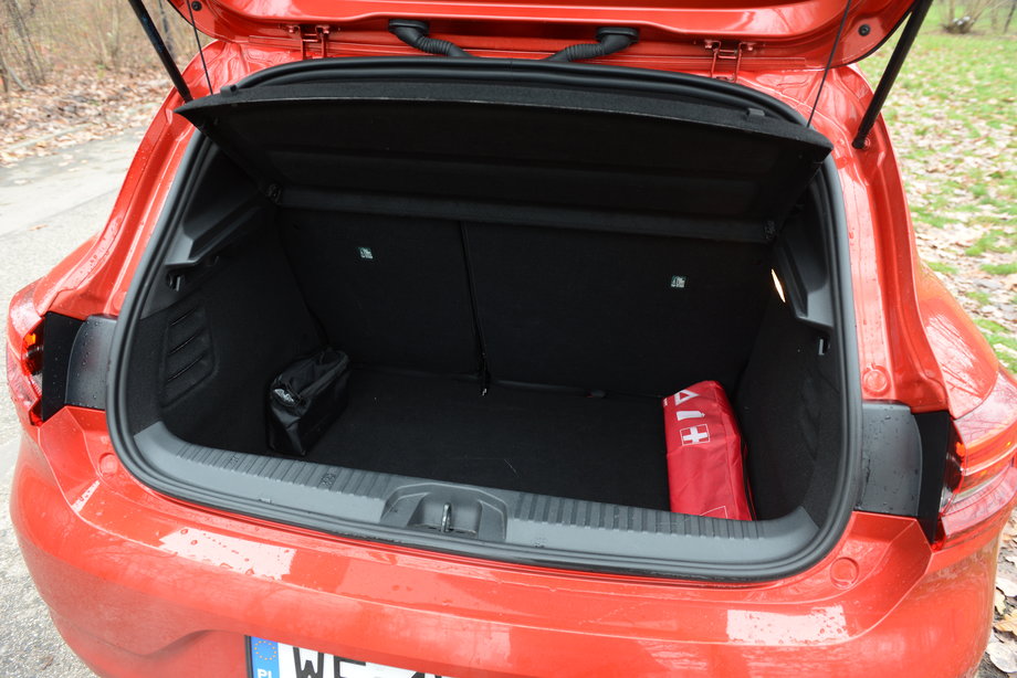 Renault Clio LPG - instalacja LPG nie ogranicza przestrzeni na bagaże. Dodatkowy zbiornik znajduje się we wnęce na koło zapasowe.